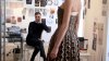 Raf Simons, Atelier, Mode, Frau im Kleid, Mann im Hintergrund, sitzend, Frau steht