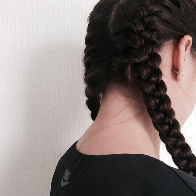 Braune Haare, Weiße Wand, Ohren Mädchen, Brown Hair, White Wall, Ears, White Woman, Back, Head, Kopf, Weisse Frau