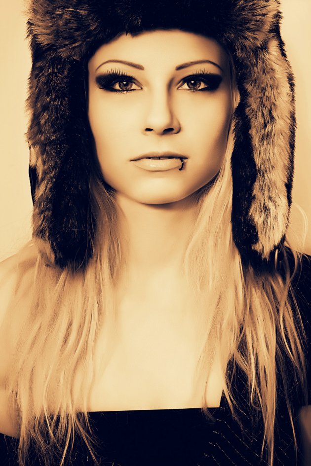 Marleen Polakowski, DJane, Woman, blonde, Hat, Piercing, Eyes,
