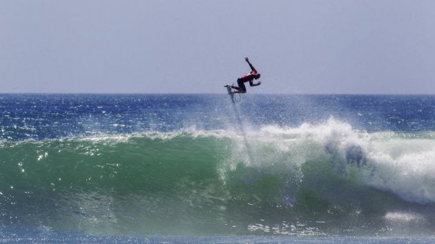 Kelly Slater, Jump, Sprung; Wave, Welle, türkises Wasser, Surfen, Blaues Meer