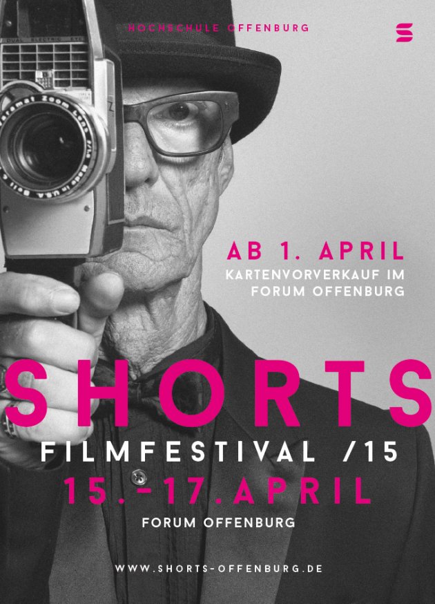 Alter Mann, weiß, Super 8 Kamera, Brille, Hut, Auge, Ab 1. April, Kartenvorverkuaf im Forum Offeburg, Shorts Filmfestival 15, 15. April, 17. April, Forum Offenburg, Hand, schwarzes Sakko, schwarzes Hemd, Ringe