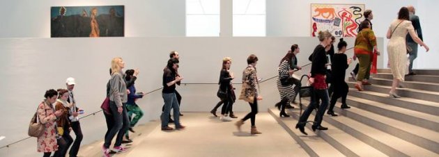 Menschen, Treppe, Museum, Museumstag, weiße Wäne, zwei Bilder