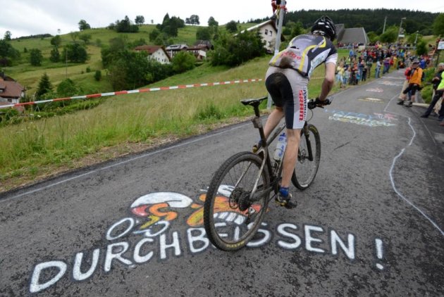 Mountainbiker, Fahrrad, Straßenkreide, Durchbeissen, Wiese, Flatterband, Zuschauer, Häuser, Schwarzwald, Hintern