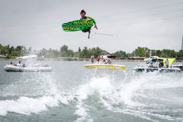 Wasser, Boote, Wakeboard, Wellen, gelbes Schiff, grünes Bord, Sprung, Gischt