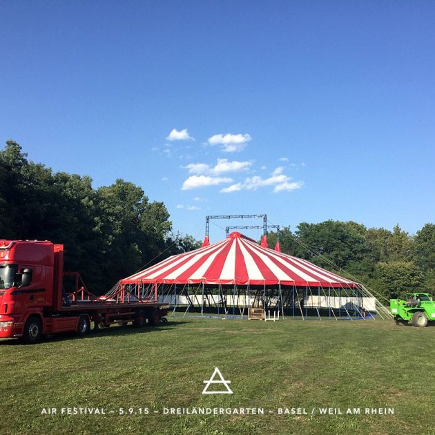 Blauer Himmel, blue Sky, Wolken, Clouds, Circus Zelt, Circus Tent, LKW, Truck, Bäume, Woods, Festival