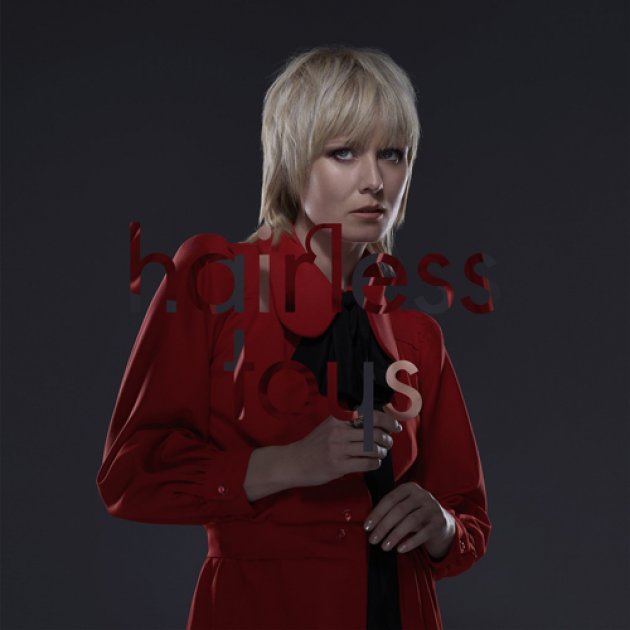 Hairless Toys, Roisin Murphy, Roter Mantel, blonde Haare, Gesicht, Hände